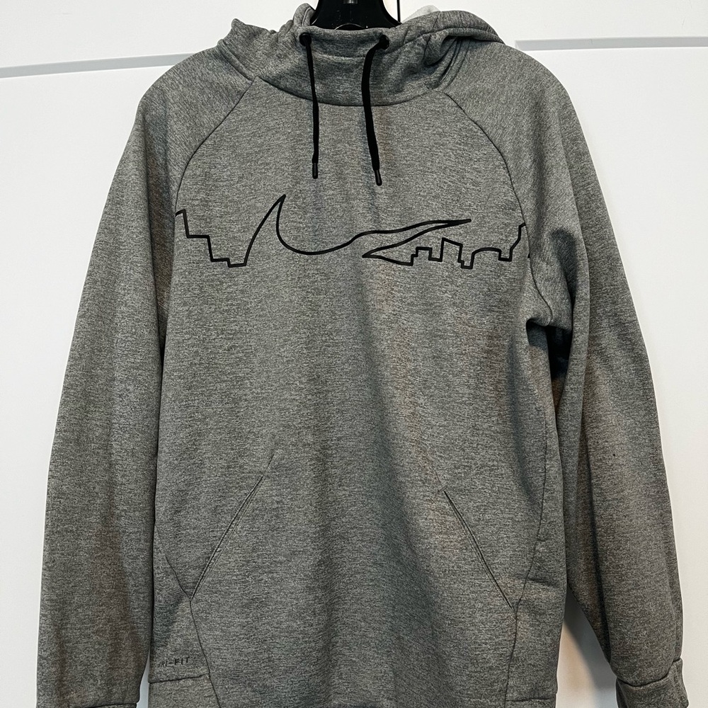 Nike Therma Dri-Fit Training Grey Hoodie Logo City Skyline Mens Small 931808-100